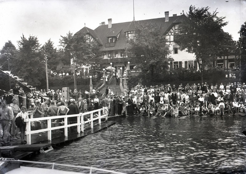 Pirmosios Jūros šventės Klaipėdoje sporto varžybų dalyviai ir žiūrovai Smiltynėje, prie kurhauzo. Šventė (Jūros diena) surengta 1934 m. rugpjūčio 11-13 dienomis Lietuvos Vakarų sąjungos iniciatyva. Šventės metu vyko daug kultūrinių, sportinių ir pramoginių renginių. 1934 m.