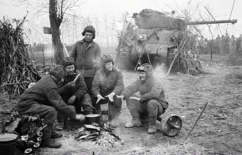 Sovietų tankistai ilsisi. Fone – amerikietiškas tankas „Sherman“.