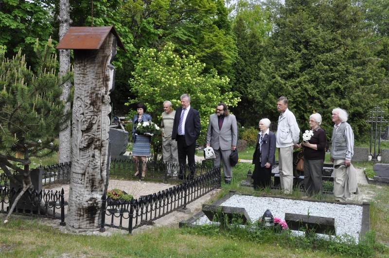 Minėjimo dalyviai prie Šmerauskų kapo Karklės kapinaitėse