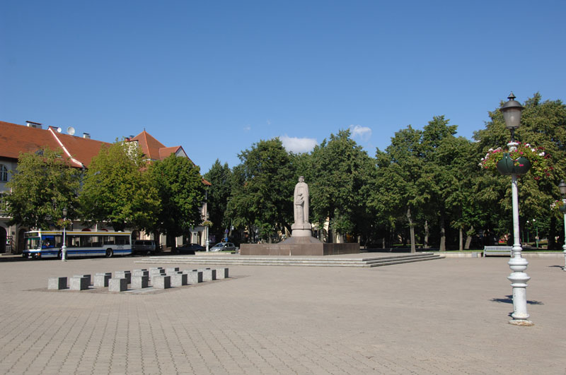 Lietuvininkų aikštėje stovi Regimanto Midvikio kurtas paminklas Martynui Mažvydui. Redakcijos archyvo nuotr.