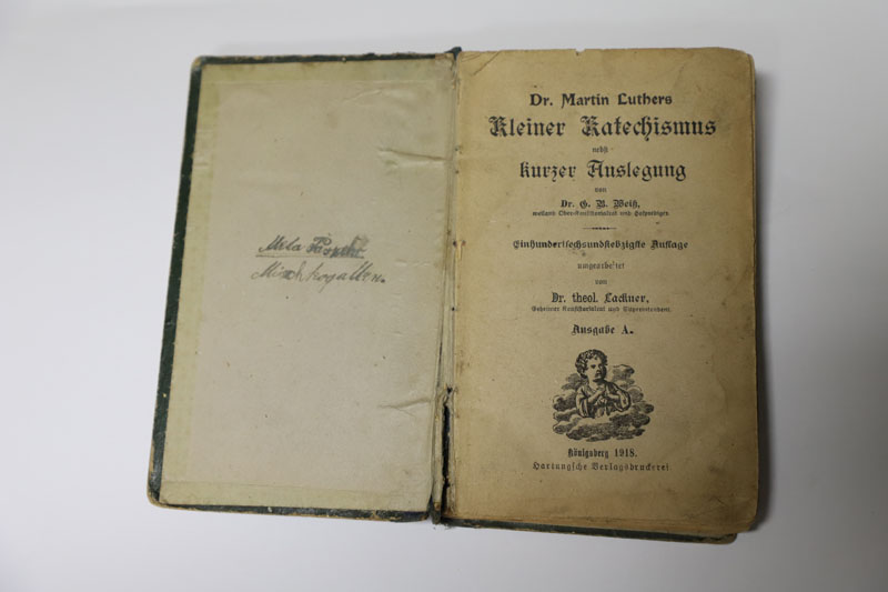 Dr. Martyno Liuterio Mažasis katekizmas, išspausdintas vokiečių kalba gotišku šriftu (Königsberg, 1918). Įrašas tituliniame puslapyje „Meta Paszehr. Mischkogallen”.