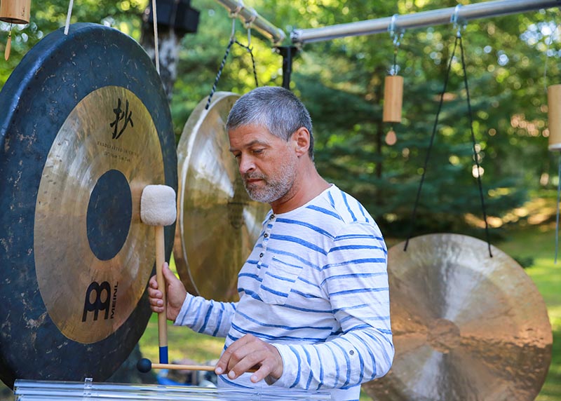 Linas Švirinas gongus naudoja garso sesijose, skirtose giliam atsipalaidavimui, ir šventinėse ceremonijose. Asmeninio albumo nuotr.