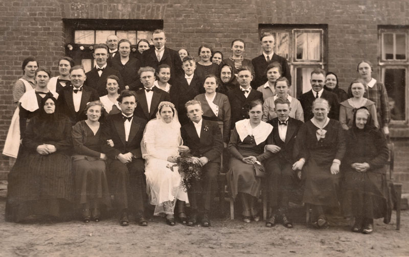 Gretės Gibisch pirmosios vestuvės Miškogalių kaime. Apie 1930-1936 m. Mėta Pažėraitė, dar netekėjusi, stovi antroje eilėje pirma iš dešinės. Madlynė Pažėrienė stovi trečioje eilėje antra iš dešinės (su tamsia skarele). Senoji kaimynė Madlynė – trečioje eilėje, ketvirta iš dešinės (centre, su tamsia skarele).