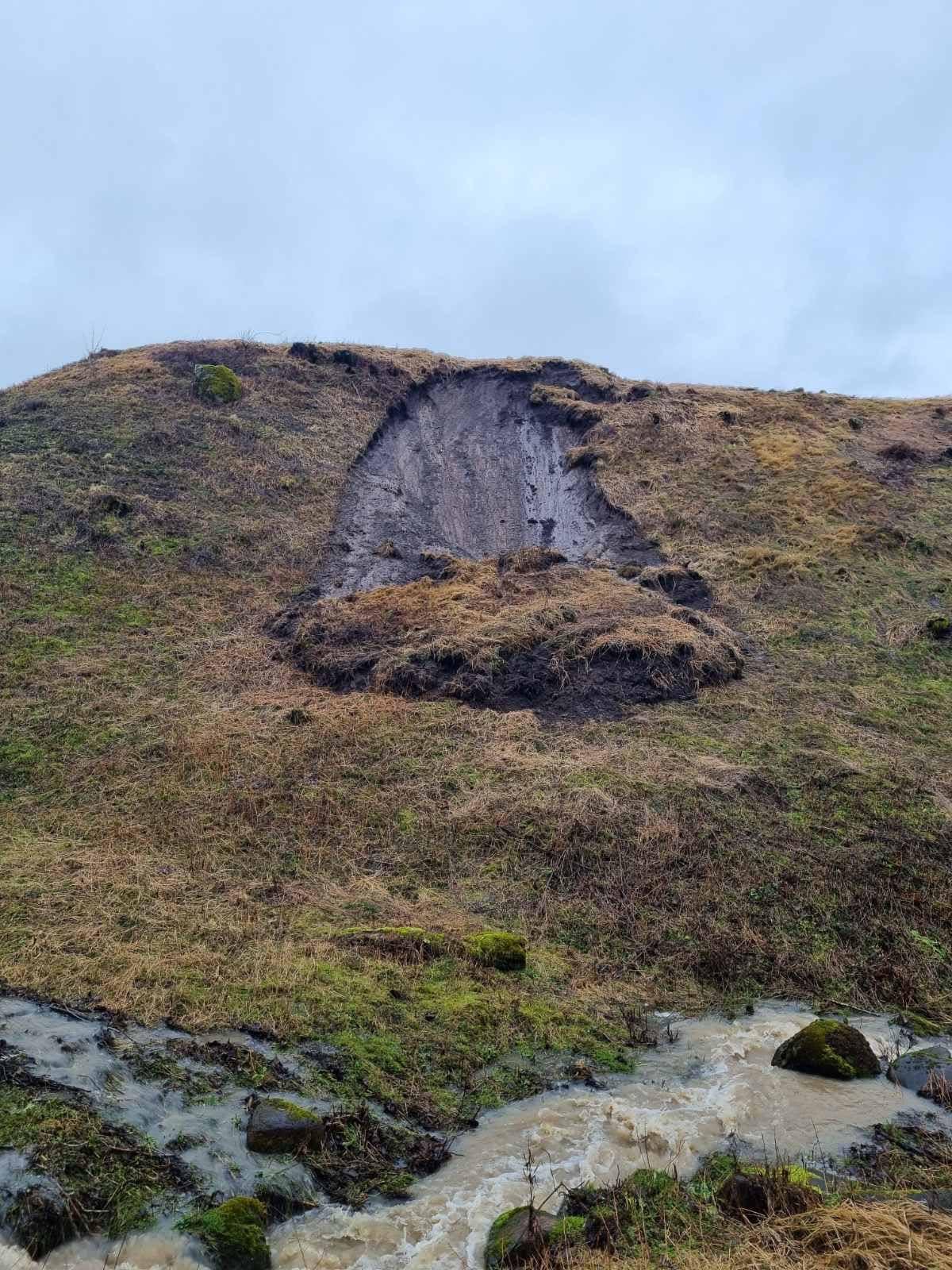 NUSLINKO. Vieno gražiausių kuršių Kartenos piliakalnio pietrytinio šlaito nuošliaužos vaizdai, fiksuoti vasario 21 d.  K. Šiaulio nuotr. 