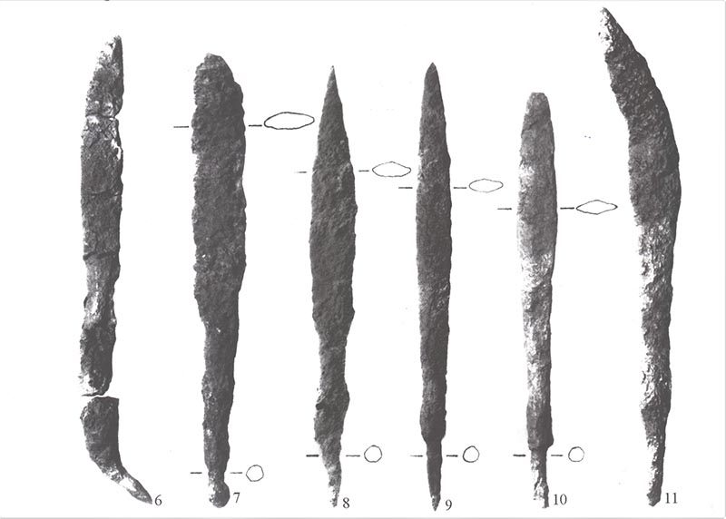 Piliakalnyje archeologų rasti įvairūs antpuolius įrodantys strėlgaliai. Iš knygos „Apuolė. Kasinėjimai ir radiniai 1928-1932“ (2021 m.).