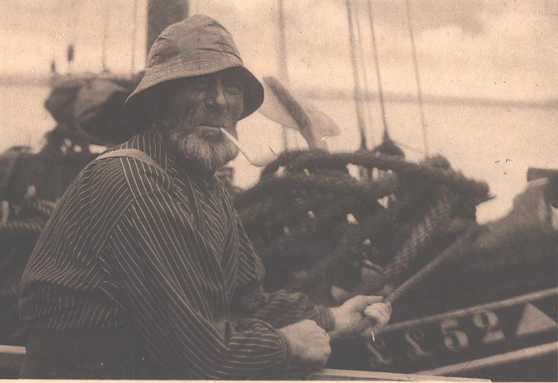 Žvejų gyvenimas buvo banguotas: tai pakylama į viršų, tai krentama žemyn į tamsų slėnį, todėl galima suprasti, kodėl prietarai užėmė tokią svarbią vietą jų sielose. Taip rašė amžininkai.