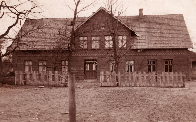 Pažėrų ir Klumbių gyvenamasis namas Miškogaliuose (dabar Petreliuose), pastatytas 1930 metais. Centre buvo didieji vartai, o iš dešinės – mažieji. Kairėje – senasis šulinys. Bėgdami nuo fronto čia glaudėsi apie 70 pabėgėlių. Savieji buvo susigrūdę viename kambarėlyje. Vaikai miegojo vienoje lovoje.