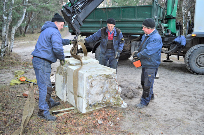 KELIAUNINKAS. Į Girulius, šalia baterijos „Memel Nord“ suskilęs obeliskas pateko po pernai siautusios vėtros „Laura“, kuomet jūros nuo kopagūbrio buvo nuplautas žemyn į paplūdimį ir išgelbėtas.  Palangos miesto savivaldybės nuotr. 