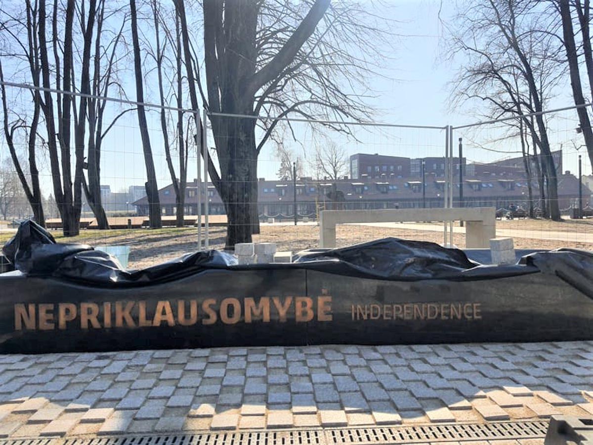 Tą skandalingojo suoliuko dalį, kurioje yra įrašas apie nepriklausomybę, buvo galima išvįsti labai trumpai.