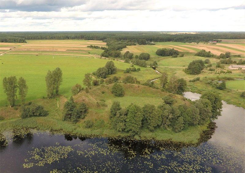 Lygiai prieš 770 metų pirmą kartą rašytiniuose šaltiniuose buvo paminėta dešimtys kuršių gyvenviečių, pilių, tad laukia pažintis su šiuo archajišku paveldu. Nuotraukoje - Senosios Impilties piliakalnis. Sauliaus GUDO nuotr.