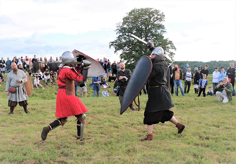 Kuršių ir Vokiečių ordino atstovų susidūrimas. Dabar - rekonstrukcijos festivalių puošmena, XIII a. - istorinį lūžį reiškęs faktas, apie kurį vis dar per mažai kalbama.