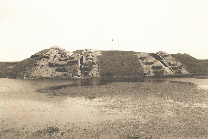 1934 m. tyrimų vaizdas. Archeologai padarė skersinį piliakalnio pjūvį per abu pylimus, aikštelę, ištyrė vartų vietą.