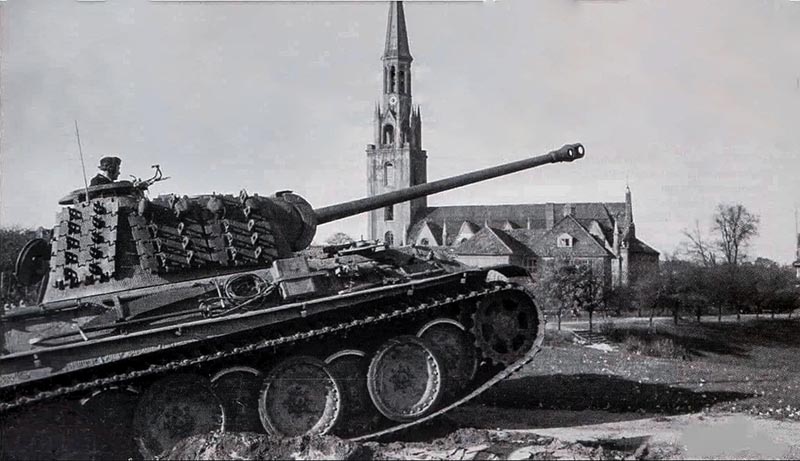 Viena rečiausių unikali nuotrauka iš Antrojo pasaulinio karo metų Klaipėdoje: ant vadinamojo Jono kalnelio stovi vokiečių tankas „Panther“ (7-oji divizija). Egidijaus KAZLAUSKIO asmeninis archyvas.