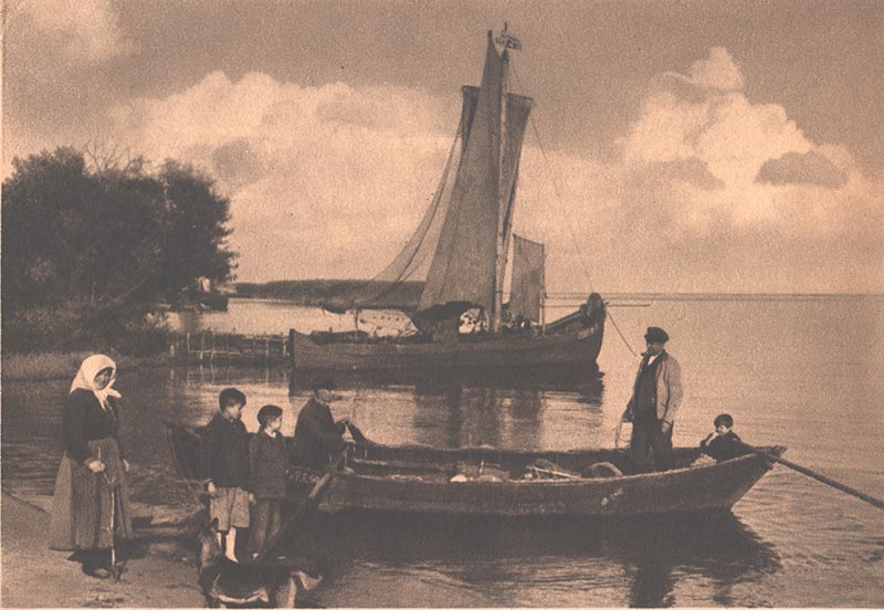 Pasakojama, kad kai kurie žvejai prieš išeidami į lauką savo tinklus apibarstydavo druska. Kiti aprūkydavo parako dūmuose. 1940 m. išsiųstame atviruke – Purvynės žvejų šeima.