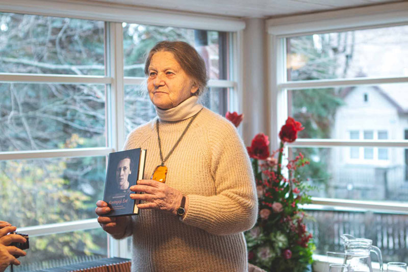 Priekuliškė rašytoja Edita Barauskienė pristatė šiais metais išleistą knygą „Kovingoji Ėvė“. 