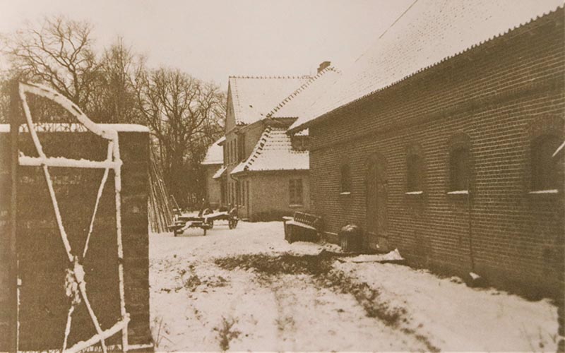 Remiantis amžininkais, tą 1923-iųjų sausio 15-osios naktį Sendvaryje lietuvių kovotojus priešų kulkos buvo „lyg replėmis prispaudusios prie akmeninės tvartų sienos“.  Lietuvos centrinis valstybės archyvas.