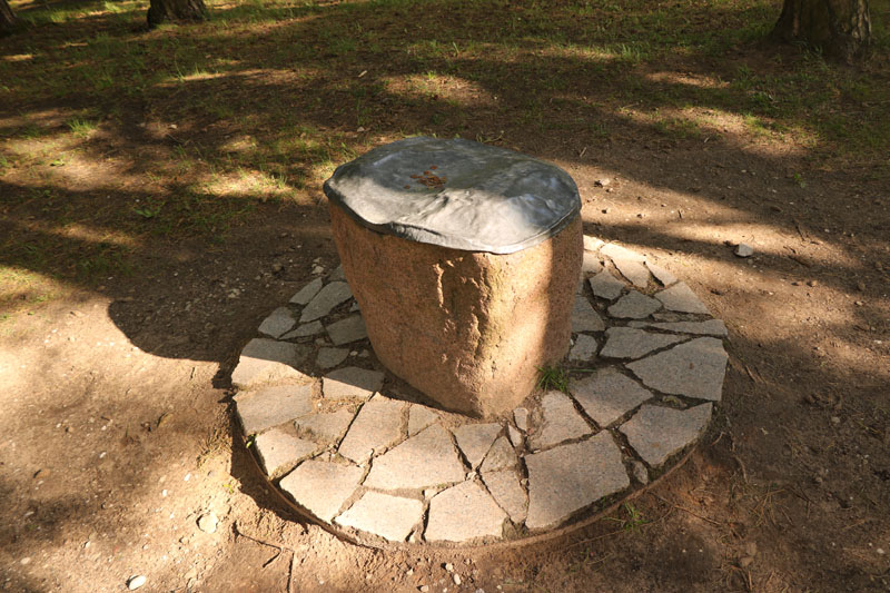 Iš aušrininko Martyno Jankaus tėvų sodybos 1928 m. ant Rambyno kalno atvežtas autentiškojo aukų akmens gabalas išsaugotas iki mūsų dienų.