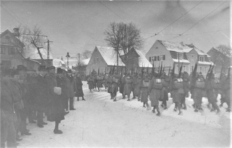 Akiratyje - plačiajai visuomenei vis dar per mažai žinomi 1923-iųjų įvykiai, kupini mįslių ir dviprasmybių. Istoriniuose kadruose Lietuvos kariuomenė vasario 20 d. įžengia į Klaipėdą. MLIM arch. nuotr.