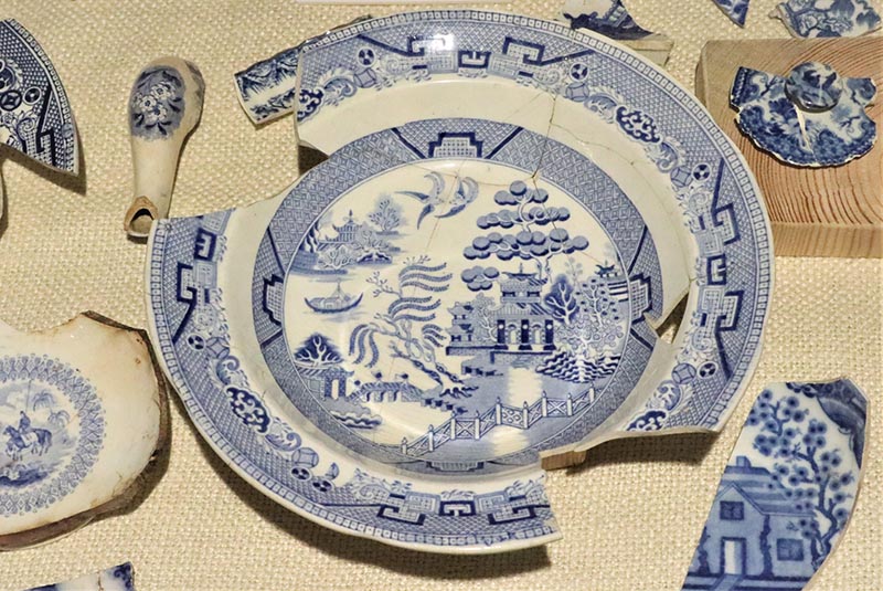   Mūsų uostamietyje rasta nuostabiai kinišku „Senojo gluosnio“ motyvu dekoruota XIX a. pr. lėkštė iš Anglijos, Stafordšyro.