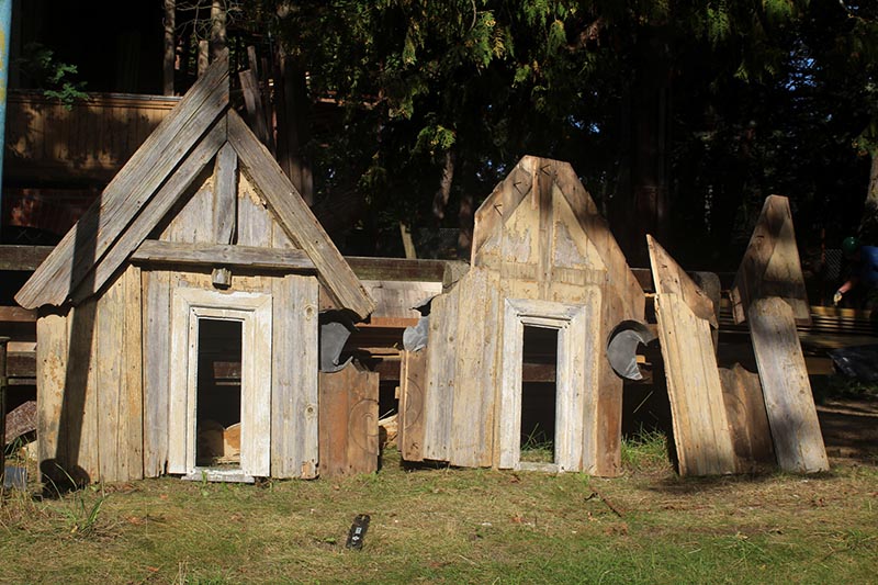 Restauratoriams išardžius bokštelį pagrindiniame kupole, prie stoglangių, buvo aptikti iki tol neregėti skardiniai būgneliai. Deniso NIKITENKOS nuotr.