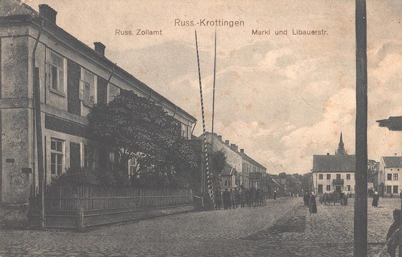 Manoma, kad pirmoji Kretingos rotušė veikė ten, kur buvo muitinė. Ji (dabar nebeišlikęs pastatas kairėje) pavaizduota ir šiame 1915 m. išsiųstame atviruke. Deniso NIKITENKOS nuotr.