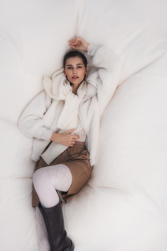 Šio sezono hitai – šortai ir masyvus vilnos švarkas – derinami su auliniais batais. V. Jokubausko nuotr.