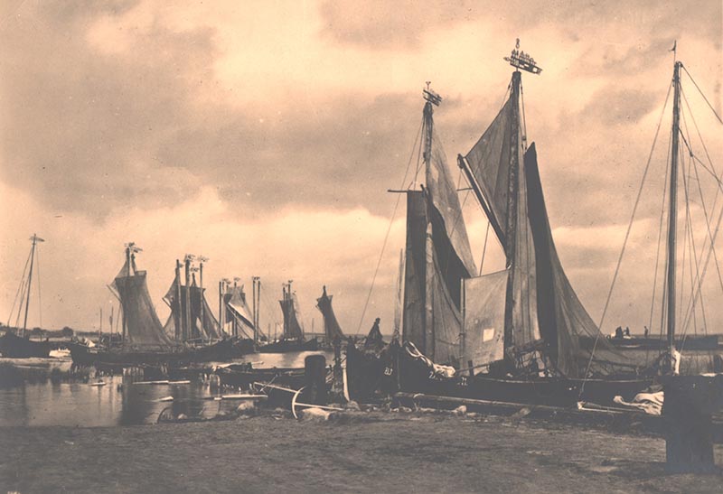 Kurėnai taip pat „dalyvavo“ žvejų burtuose: užklupus mariose viesului burvalčių pirmgalyje reikėdavę padėti kirvį, ašmenimis atsuktą į vėją, ir melstis. Nidos žvejų uostelis.