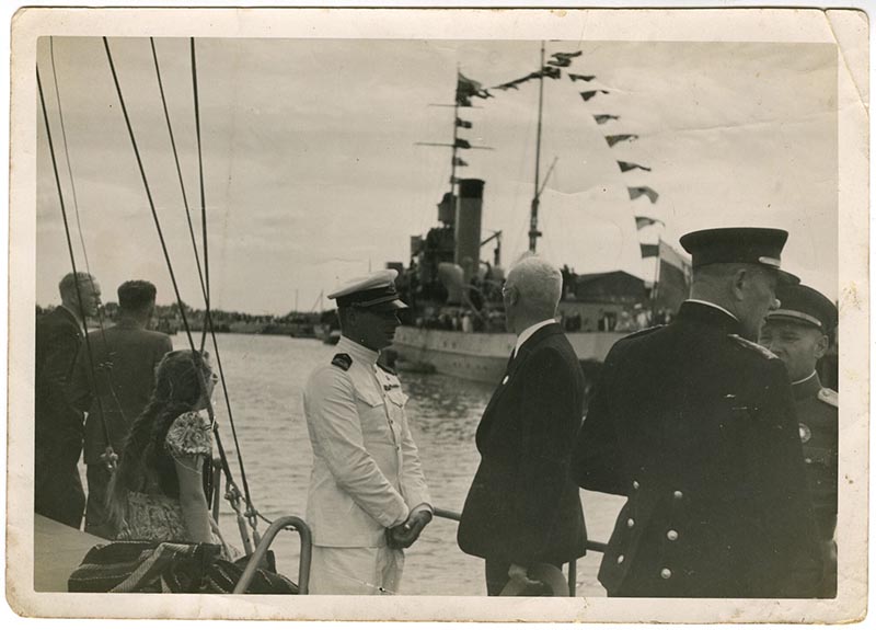 1939 m. vasara. Nuotraukoje - šventė prekybos uosto Šventojoje atidarymo proga. Antrame plane - iš vokiečių okupuotos Klaipėdos atplaukęs karo laivas „Prezidentas Smetona“.