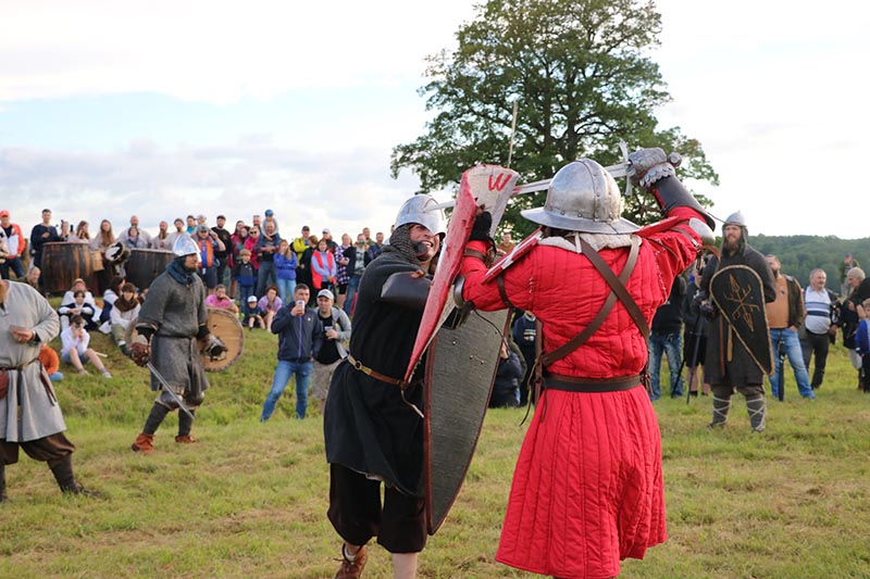 XIII a. savo žemes gynusių kuršių ir jas užkariauti atvykusių Vokiečių ordino karių kovos - dažnas piliakalnių legendų motyvas. Deniso NIKITENKOS nuotr.