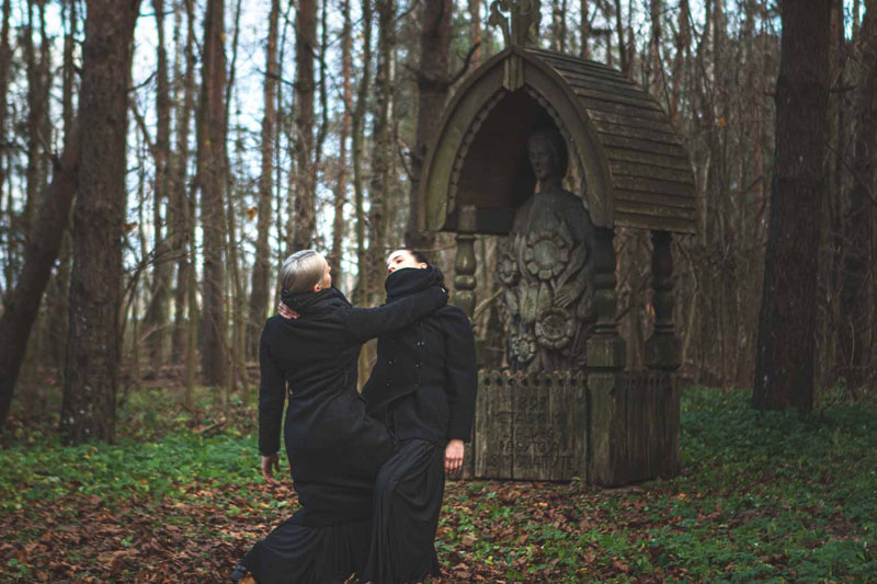 Jaudinanti šokio teatro „Judesio erdvė“ scena prie paminklo I. Simonaitytės gimtinėje. 