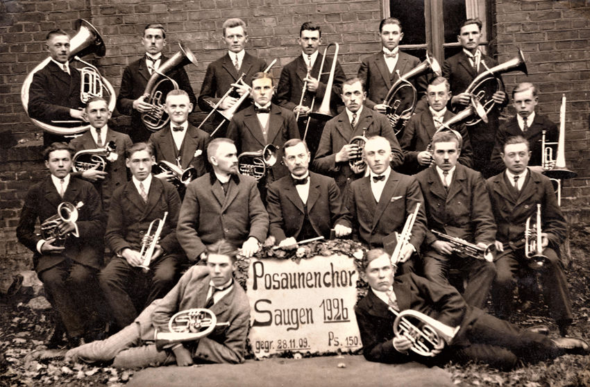 Saugų evangelikų liuteronų bažnyčios dūdų orkestras -triūbininkai, groję per pamaldas bažnyčioje, 1926.