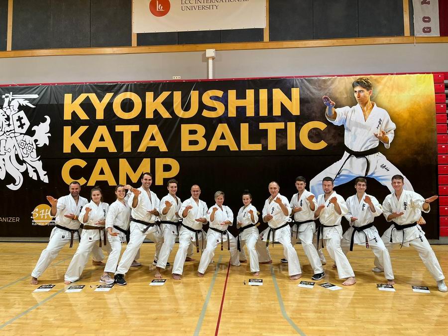 Shodan mokyklos treneriai su seminaro svečiais.
