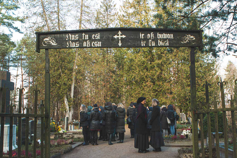 Vanagų kapinaitėse ekskursijos dalyviai pagerbė I. Simonaitytę globojusių kunigų atminimą. 