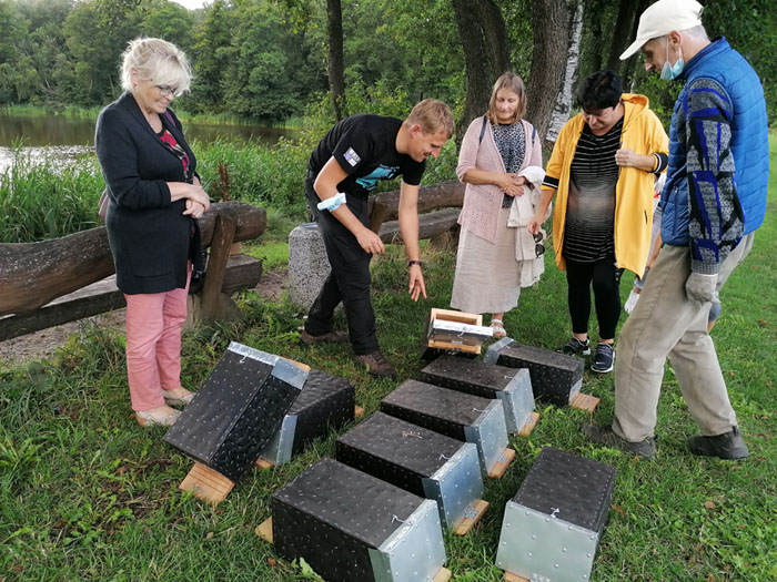 Keliant namelius šikšnosparniams dalyvavo miesto gyventojai. Liudvikos Kuzminčiūtės nuotrauka. 