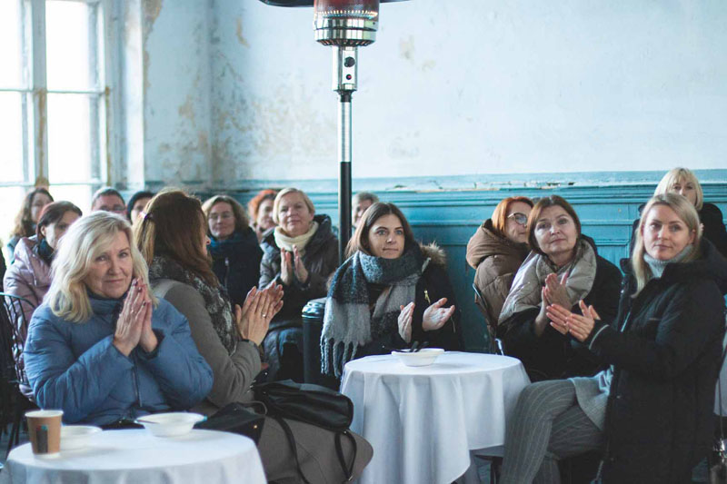 Aplodismentai Donatui Bielkauskui ir Kristijonui Lučinskui už projektą „Tykumos“ Priekulės geležinkelio stotyje. 