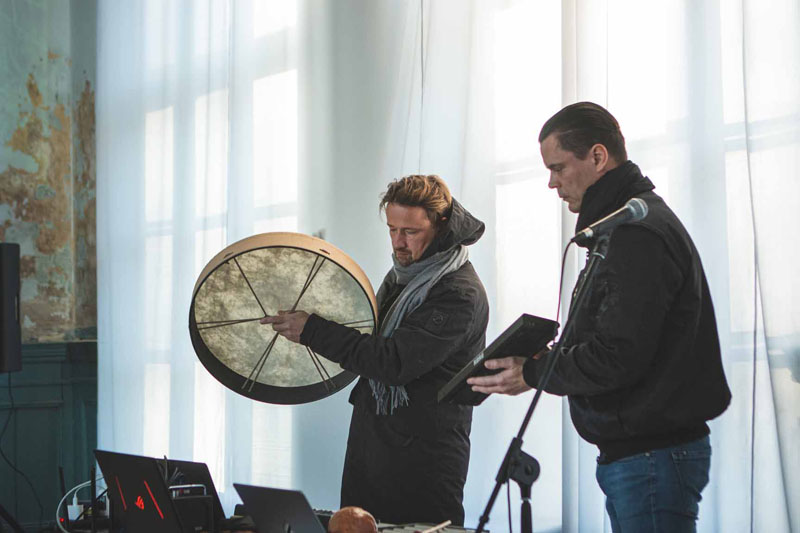 Aplodismentai Donatui Bielkauskui ir Kristijonui Lučinskui už projektą „Tykumos“ Priekulės geležinkelio stotyje. 