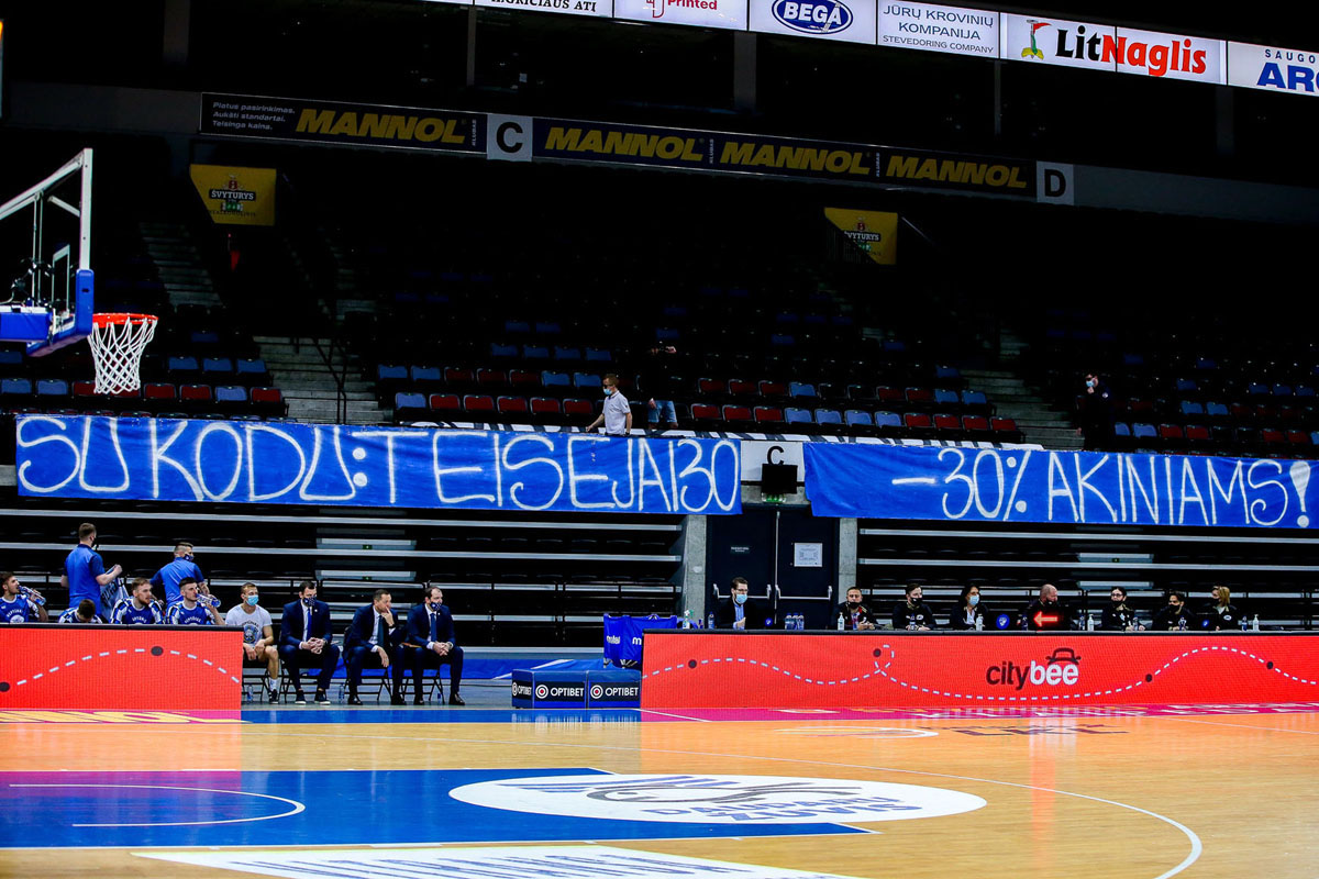 ŽINUTĖ TEISĖJAMS. Štai tokius plakatus per antrąsias LKL ketvirtfinalio serijos rungtynes Klaipėdoje iškėlė „Neptūno“ sirgaliai. Juose užrašai: „Švilpiu kada noriu!“ ir „Su kodu: teisėjai30 - 30% akiniams!“&nbsp;Mato BARANAUSKO nuotr