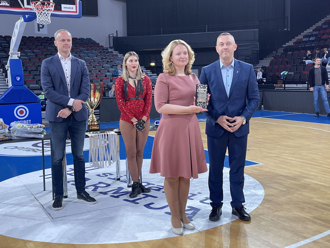 PADĖKA. Klaipėdos savivaldybės Sporto skyriaus vedėjai Rasai Rumšienei įteiktas padėkos suvenyras už tai, kad mūsų mieste buvo puikiai suorganizuotos Lietuvos moksleivių krepšinio lygos vaikinų U18 finalinio ketverto varžybos.Pauliaus MATULEVIČIAUS nuotr.