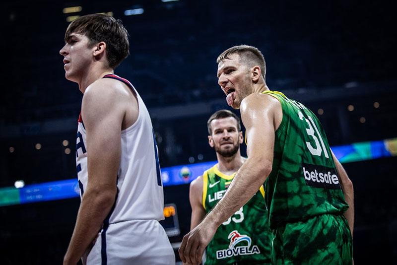 EMOCIJOS. Štai ši nuotrauka su Vaido Kariniausko iškištu liežuviu sudrebino visą pasaulį. FIBA.com nuotr.