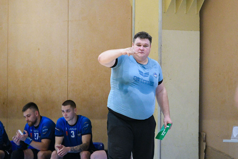  TEKO PAPRAKAITUOTI. „Dragūno“ vyr. treneris Gintaras Cibulskis, vadovaudamas komandai už šoninės linijos, sušilo ne ką mažiau, nei aikštėje kovojantys žaidėjai. RK „Dragūnas“ nuotr.