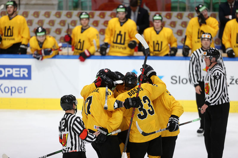 EMOCIJOS. Po istorinės pergalės prieš rumunus Lietuvos rinktinės nariai liejo džiaugsmo emocijas. Hockey.lt nuotr.