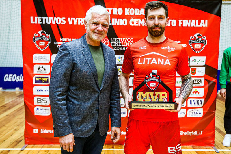 MVP. Geriausiu „Meistro kodo“ Lietuvos tinklinio čempionato finalo ketverto žaidėju pripažintas „Amber Volley“ narys Artūras Vincėlovičius. Vykinto SELIVONČIKO nuotr.