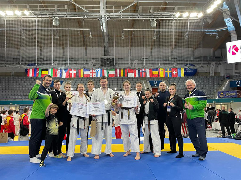 ĮRODĖ SAVO MEISTRIŠKUMĄ. Klaipėdos „Shodan“ komanda džiaugėsi iškovotais visų spalvų medaliais ir taurėmis. Asmeninio archyvo nuotr.