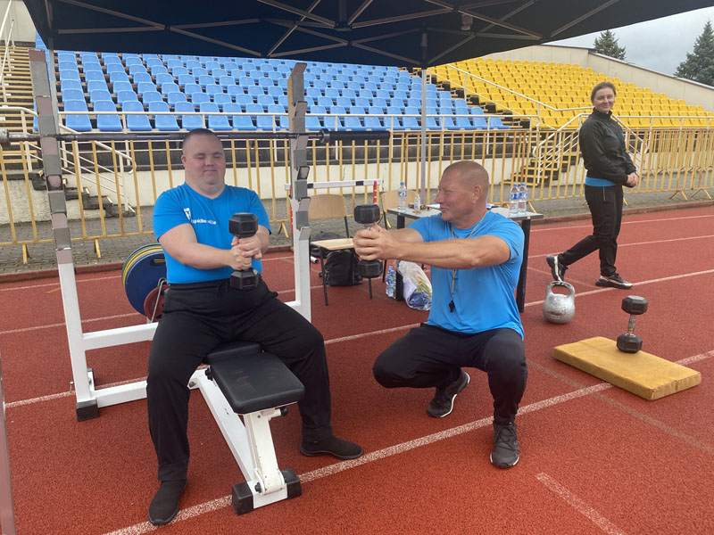 JĖGOS RUNGTYS. Festivalyje kasmet dalyvauja ir sporto klubo „Šansas“ vadovas Arūnas Jocys, siūlantis išbandyti įvairias jėgos sporto rungtis. Pauliaus MATULEVIČIAUS nuotr.