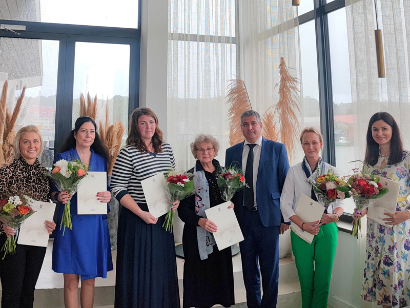 Meras pasveikino mokytojus, mininčius pedagoginio darbo jubiliejus bei pelniusius skatinamąsias premijas. Neringos savivaldybės nuotr.