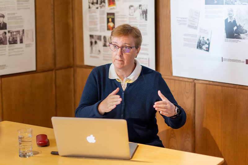 DEŠIMTOJI. Juodkrantiškė doc. dr. Nijolė Strakauskaitė papildė Neringos miesto garbės piliečių gretas.  Neringos muziejų nuotr.