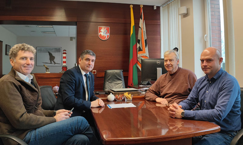 SUSITIKO. Neringos savivaldybės administracijos direktoriaus pavaduotojas Sigitas Šveikauskas, savivaldybės meras Darius Jasaitis bei Vidaus vandens kelių direkcijos atstovai Mindaugas Gutauskas ir Aurelijus Rimas. Neringos savivaldybės nuotr.