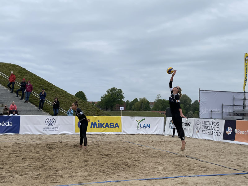 PENKTOS. Turnyre dalyvavusios Klaipėdos pliažo tinklinio klubo atstovės Ieva Dumbauskaitė ir Gerda Grudzinskaitė iškovojo penktąją vietą ir 120 reitingo taškų. Pauliaus MATULEVIČIAUS nuotr.
