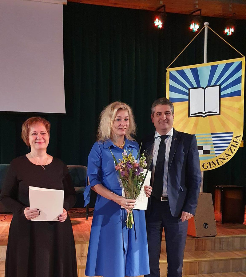 PAGERBĖ. Neringos savivaldybės meras Darius Jasaitis ir Savivaldybės administracijos Švietimo skyriaus vedėja Asta Baškevičienė padėkas, liudijančias apie skatinamųjų premijų skyrimą, įteikė Neringos gimnazijos muzikos mokytojai ekspertei Audronei Buržinskienei ir Neringos meno mokyklos muzikos mokytojui metodininkui Vytautui Zeleniui. Neringos savivaldybės nuotr.
