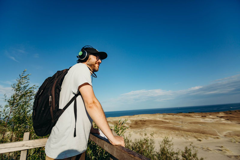PER AUSINES. Opera klausoma per ausines, keliaujant pėsčiomis vaizdingu Nidos maršrutu, įsiklausant į autentiškas miesto istorijas. Modesto ENDRIUŠKOS nuotr.